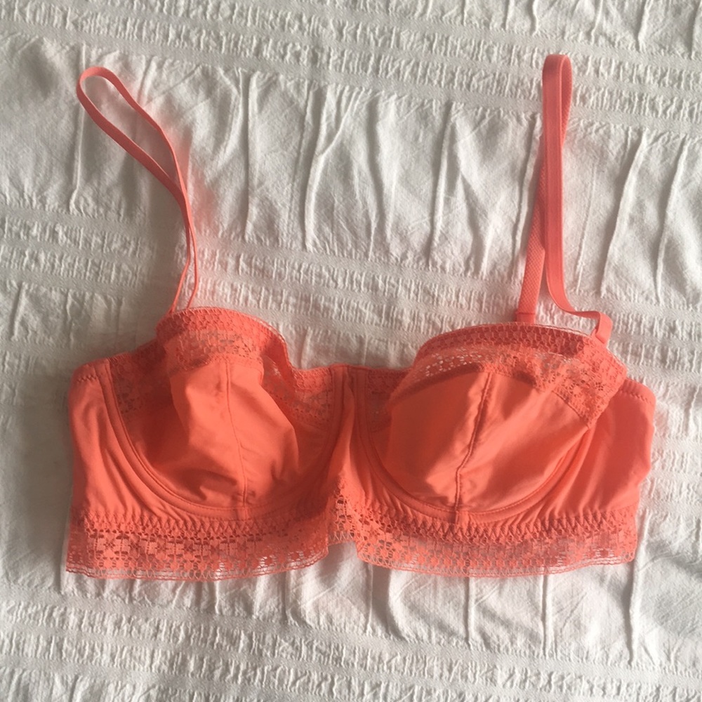 Strapless convertible bra